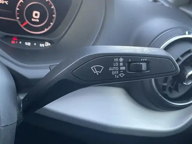 アウディ Ｑ２ 30TFSIスポーツ 滋賀県 2019(平31)年 2.7万km 青 ナビゲーションパッケージ/MMIナビゲーションシステム/地デジ/スマートフォンインターフェイス/8スピーカー/Audi connect/アシスタンスパッケージ/サイドアシスト/アクティブレーンアシスト/トラフィックジャムアシスト/リヤクロストラフィックアシスト/アウディプレセンスベーシック/ハイビーム・アシスト/コンビニエンスパッケージ/アドバンストキーシステム/リヤビューカメラ/アウディパーキングシステム/ベーシックパッケージ/デラックスオートマチックエアコンディショナー/ルームミラー　自動防眩/DIS(ドライバーインフォメーションシステム)/センターアームレス(フロント)/LEDライトパッケージ/LEDヘッドライト/ヘッドライトウォッシャー/LEDリヤダイナミックターンインディケーター/LEDインテリアライティング/バーチャルコックピット/オートマチックテールゲート/アウディドライブセレクト/アダプティブクルーズコントロール/全方位ドライブレコーダー/シートヒーター/5アームスターデザイン7J×17インチAW