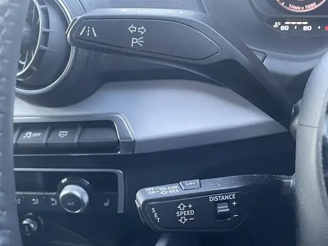 アウディ Ｑ２ 30TFSIスポーツ 滋賀県 2019(平31)年 2.7万km 青 ナビゲーションパッケージ/MMIナビゲーションシステム/地デジ/スマートフォンインターフェイス/8スピーカー/Audi connect/アシスタンスパッケージ/サイドアシスト/アクティブレーンアシスト/トラフィックジャムアシスト/リヤクロストラフィックアシスト/アウディプレセンスベーシック/ハイビーム・アシスト/コンビニエンスパッケージ/アドバンストキーシステム/リヤビューカメラ/アウディパーキングシステム/ベーシックパッケージ/デラックスオートマチックエアコンディショナー/ルームミラー　自動防眩/DIS(ドライバーインフォメーションシステム)/センターアームレス(フロント)/LEDライトパッケージ/LEDヘッドライト/ヘッドライトウォッシャー/LEDリヤダイナミックターンインディケーター/LEDインテリアライティング/バーチャルコックピット/オートマチックテールゲート/アウディドライブセレクト/アダプティブクルーズコントロール/全方位ドライブレコーダー/シートヒーター/5アームスターデザイン7J×17インチAW