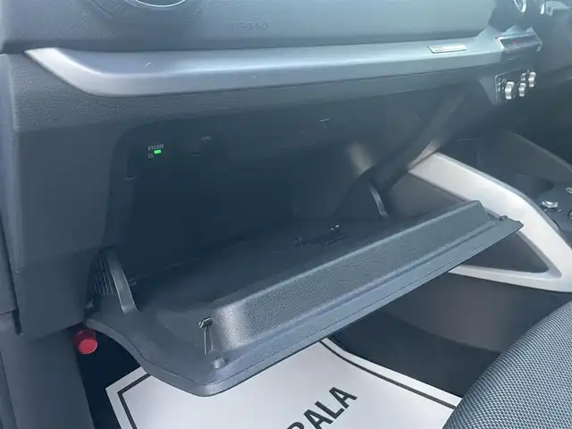 アウディ Ｑ２ 30TFSIスポーツ 滋賀県 2019(平31)年 2.7万km 青 ナビゲーションパッケージ/MMIナビゲーションシステム/地デジ/スマートフォンインターフェイス/8スピーカー/Audi connect/アシスタンスパッケージ/サイドアシスト/アクティブレーンアシスト/トラフィックジャムアシスト/リヤクロストラフィックアシスト/アウディプレセンスベーシック/ハイビーム・アシスト/コンビニエンスパッケージ/アドバンストキーシステム/リヤビューカメラ/アウディパーキングシステム/ベーシックパッケージ/デラックスオートマチックエアコンディショナー/ルームミラー　自動防眩/DIS(ドライバーインフォメーションシステム)/センターアームレス(フロント)/LEDライトパッケージ/LEDヘッドライト/ヘッドライトウォッシャー/LEDリヤダイナミックターンインディケーター/LEDインテリアライティング/バーチャルコックピット/オートマチックテールゲート/アウディドライブセレクト/アダプティブクルーズコントロール/全方位ドライブレコーダー/シートヒーター/5アームスターデザイン7J×17インチAW