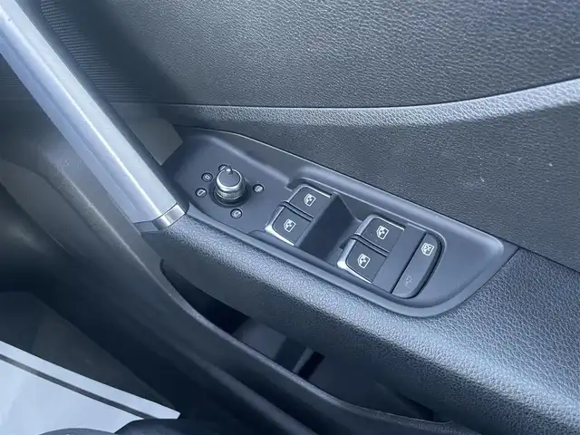 アウディ Ｑ２ 30TFSIスポーツ 滋賀県 2019(平31)年 2.7万km 青 ナビゲーションパッケージ/MMIナビゲーションシステム/地デジ/スマートフォンインターフェイス/8スピーカー/Audi connect/アシスタンスパッケージ/サイドアシスト/アクティブレーンアシスト/トラフィックジャムアシスト/リヤクロストラフィックアシスト/アウディプレセンスベーシック/ハイビーム・アシスト/コンビニエンスパッケージ/アドバンストキーシステム/リヤビューカメラ/アウディパーキングシステム/ベーシックパッケージ/デラックスオートマチックエアコンディショナー/ルームミラー　自動防眩/DIS(ドライバーインフォメーションシステム)/センターアームレス(フロント)/LEDライトパッケージ/LEDヘッドライト/ヘッドライトウォッシャー/LEDリヤダイナミックターンインディケーター/LEDインテリアライティング/バーチャルコックピット/オートマチックテールゲート/アウディドライブセレクト/アダプティブクルーズコントロール/全方位ドライブレコーダー/シートヒーター/5アームスターデザイン7J×17インチAW