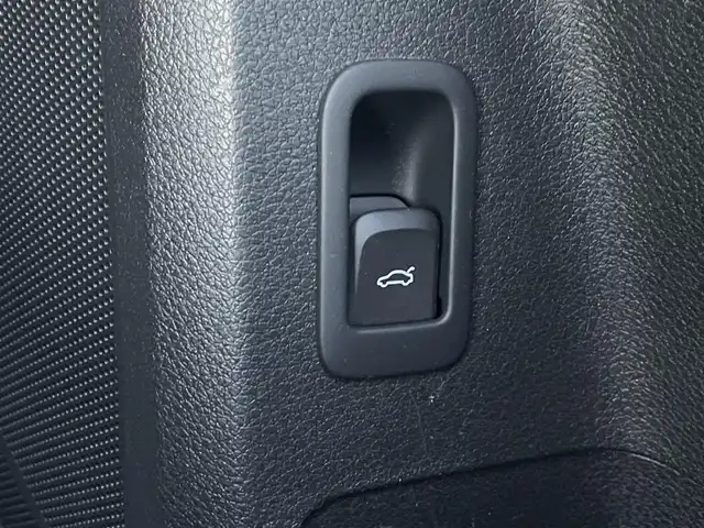 アウディ Ｑ２ 30TFSIスポーツ 滋賀県 2019(平31)年 2.7万km 青 ナビゲーションパッケージ/MMIナビゲーションシステム/地デジ/スマートフォンインターフェイス/8スピーカー/Audi connect/アシスタンスパッケージ/サイドアシスト/アクティブレーンアシスト/トラフィックジャムアシスト/リヤクロストラフィックアシスト/アウディプレセンスベーシック/ハイビーム・アシスト/コンビニエンスパッケージ/アドバンストキーシステム/リヤビューカメラ/アウディパーキングシステム/ベーシックパッケージ/デラックスオートマチックエアコンディショナー/ルームミラー　自動防眩/DIS(ドライバーインフォメーションシステム)/センターアームレス(フロント)/LEDライトパッケージ/LEDヘッドライト/ヘッドライトウォッシャー/LEDリヤダイナミックターンインディケーター/LEDインテリアライティング/バーチャルコックピット/オートマチックテールゲート/アウディドライブセレクト/アダプティブクルーズコントロール/全方位ドライブレコーダー/シートヒーター/5アームスターデザイン7J×17インチAW