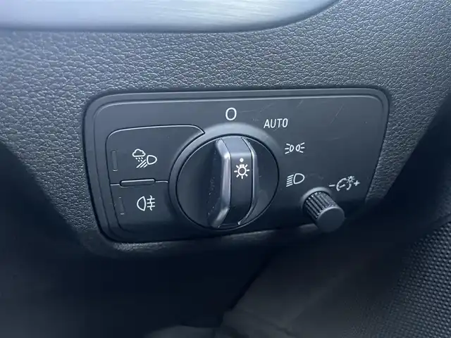 アウディ Ｑ２ 30TFSIスポーツ 滋賀県 2019(平31)年 2.7万km 青 ナビゲーションパッケージ/MMIナビゲーションシステム/地デジ/スマートフォンインターフェイス/8スピーカー/Audi connect/アシスタンスパッケージ/サイドアシスト/アクティブレーンアシスト/トラフィックジャムアシスト/リヤクロストラフィックアシスト/アウディプレセンスベーシック/ハイビーム・アシスト/コンビニエンスパッケージ/アドバンストキーシステム/リヤビューカメラ/アウディパーキングシステム/ベーシックパッケージ/デラックスオートマチックエアコンディショナー/ルームミラー　自動防眩/DIS(ドライバーインフォメーションシステム)/センターアームレス(フロント)/LEDライトパッケージ/LEDヘッドライト/ヘッドライトウォッシャー/LEDリヤダイナミックターンインディケーター/LEDインテリアライティング/バーチャルコックピット/オートマチックテールゲート/アウディドライブセレクト/アダプティブクルーズコントロール/全方位ドライブレコーダー/シートヒーター/5アームスターデザイン7J×17インチAW