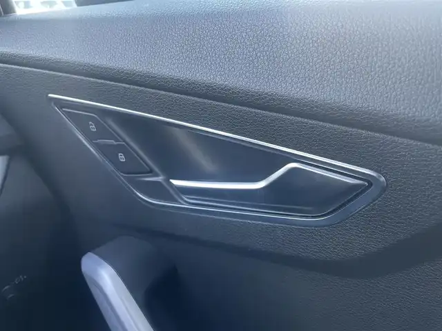 アウディ Ｑ２ 30TFSIスポーツ 滋賀県 2019(平31)年 2.7万km 青 ナビゲーションパッケージ/MMIナビゲーションシステム/地デジ/スマートフォンインターフェイス/8スピーカー/Audi connect/アシスタンスパッケージ/サイドアシスト/アクティブレーンアシスト/トラフィックジャムアシスト/リヤクロストラフィックアシスト/アウディプレセンスベーシック/ハイビーム・アシスト/コンビニエンスパッケージ/アドバンストキーシステム/リヤビューカメラ/アウディパーキングシステム/ベーシックパッケージ/デラックスオートマチックエアコンディショナー/ルームミラー　自動防眩/DIS(ドライバーインフォメーションシステム)/センターアームレス(フロント)/LEDライトパッケージ/LEDヘッドライト/ヘッドライトウォッシャー/LEDリヤダイナミックターンインディケーター/LEDインテリアライティング/バーチャルコックピット/オートマチックテールゲート/アウディドライブセレクト/アダプティブクルーズコントロール/全方位ドライブレコーダー/シートヒーター/5アームスターデザイン7J×17インチAW