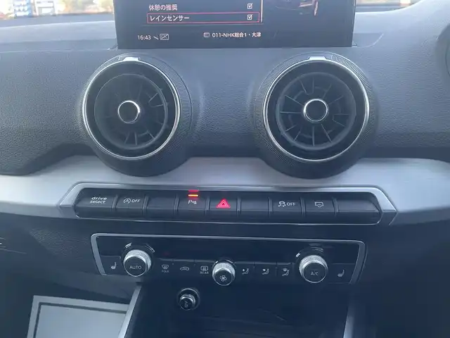 アウディ Ｑ２ 30TFSIスポーツ 滋賀県 2019(平31)年 2.7万km 青 ナビゲーションパッケージ/MMIナビゲーションシステム/地デジ/スマートフォンインターフェイス/8スピーカー/Audi connect/アシスタンスパッケージ/サイドアシスト/アクティブレーンアシスト/トラフィックジャムアシスト/リヤクロストラフィックアシスト/アウディプレセンスベーシック/ハイビーム・アシスト/コンビニエンスパッケージ/アドバンストキーシステム/リヤビューカメラ/アウディパーキングシステム/ベーシックパッケージ/デラックスオートマチックエアコンディショナー/ルームミラー　自動防眩/DIS(ドライバーインフォメーションシステム)/センターアームレス(フロント)/LEDライトパッケージ/LEDヘッドライト/ヘッドライトウォッシャー/LEDリヤダイナミックターンインディケーター/LEDインテリアライティング/バーチャルコックピット/オートマチックテールゲート/アウディドライブセレクト/アダプティブクルーズコントロール/全方位ドライブレコーダー/シートヒーター/5アームスターデザイン7J×17インチAW