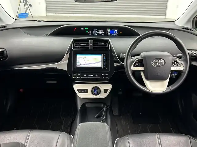 トヨタ プリウス S 三重県 2016(平28)年 6万km アティチュードブラックマイカ 禁煙車/社外ナビ/・AM/FM/CD/DVD/Bluetooth/フルセグ/iPod/HDMI/バックカメラ/トヨタセーフティセンス/レーダークルーズコントロール/プリクラッシュセーフティ/レーンディパーチャーアラート/オートライト/オートハイビーム/LEDヘッドライト/AC100V/社外17インチアルミホイール
