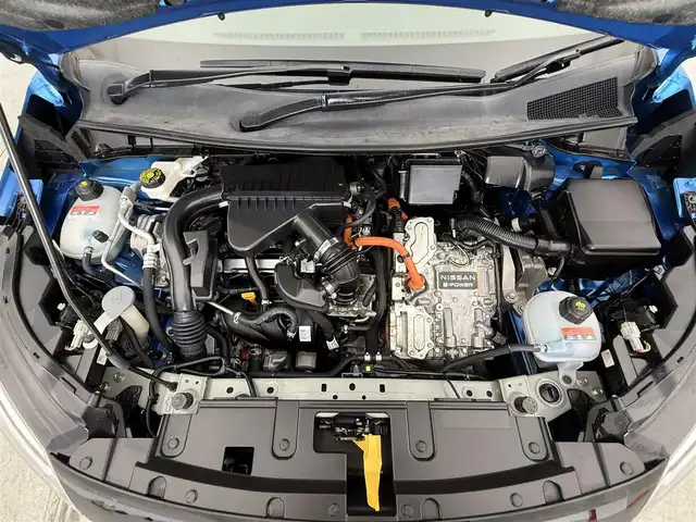 日産 ノート X 宮城県 2021(令3)年 4.7万km ビビットブルー / スーパーブラック 2トーン 禁煙車//プロパイロット//３６０°セーフティアシスト/・インテリジェントエマージェンシーブレーキ/・ふらつき警報/・前方衝突予測警報/・標識検知機能/・側方運転支援/・後側方衝突防止支援システム/・アラウンドビューモニター/・踏み間違い衝突防止アシスト/・後退時車両検知警報/・インテリジェント ルームミラー/・エマージェンシーストップシグナル//純正ナビ(BT.USB.HDMI.AppleCarPlay)//フルセグ//ETC//置くだけ充電//電動パーキングブレーキ//オートホールド//プッシュスタート//純正マット