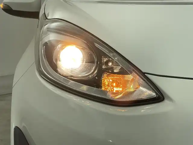 トヨタ アクア S 群馬県 2019(令1)年 8.3万km スーパーホワイトⅡ 禁煙車　純正ナビ　ワンセグ　ＢＴ　バックカメラ　トヨタセーフティセンス　衝突軽減　ＡＨＢ　オートライト　ＥＴＣ　　オートエアコン　ヘッドライトレベライザー　電動格納ミラー　Ｐスタート　スマートキー