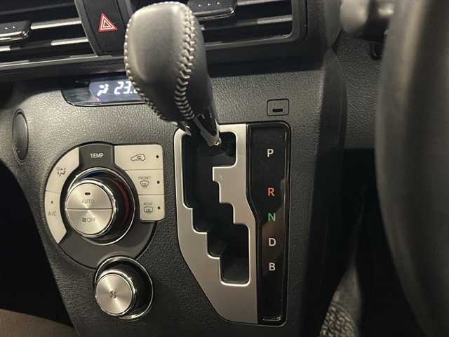 トヨタ シエンタ ハイブリッド G クエロ 栃木県 2019(平31)年 4.8万km ホワイトパールクリスタルシャイン 純正SDナビ/・NSZT-W68T/・Bluetooth CD DVD/・TV ワンセグ/・バックカメラ/クルーズコントロール/スマートスペアアキー/純正ドライブレコーダー/ETC/両側パワースライドドア/ハーフレザーシート/シートヒーター/ステアリングヒーター/ウォークスルー/衝突被害軽減システム/コーナーセンサー/レーンキープアシスト/LEDヘッドライト/オートライト/取扱説明書