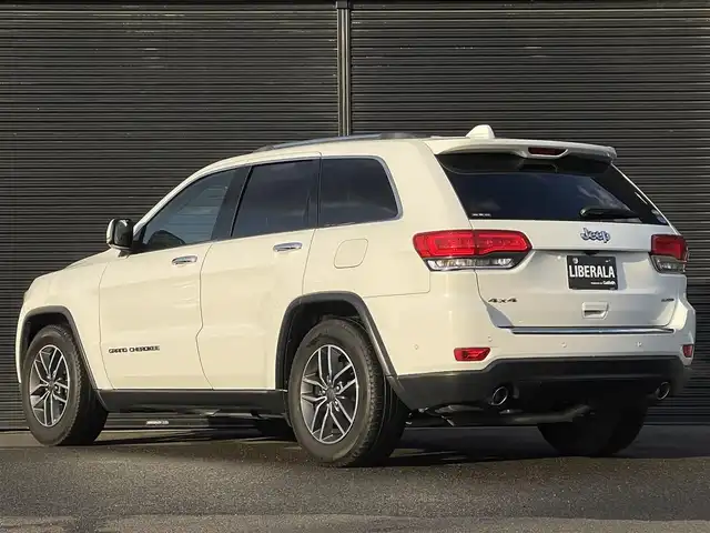 クライスラー・ジープ ジープ グランドチェロキー LTD 山梨県 2019(平31)年 6.5万km ブライトホワイト 後期　/黒革　/ＡＣＣ　/８．４ＵＣナビ　/Ｂカメラ　/フルセグＴＶ　/ＢＴ　/ＵＳＢ　/ステアリングＨ　/ＬＫＡ　/ＢＳＡ　/カープレイ　/ＨＩＤ　/Ａライト　/シートＨ　/ベンチＬ　/エアサス　/Ａブレーキアシスト　/保証書