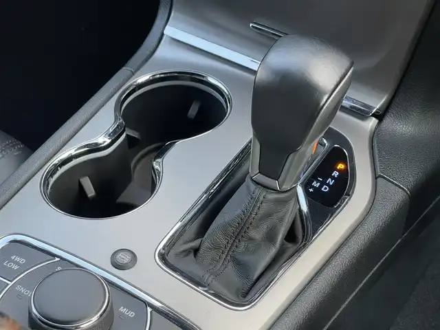 クライスラー・ジープ ジープ グランドチェロキー LTD 山梨県 2019(平31)年 6.5万km ブライトホワイト 後期　/黒革　/ＡＣＣ　/８．４ＵＣナビ　/Ｂカメラ　/フルセグＴＶ　/ＢＴ　/ＵＳＢ　/ステアリングＨ　/ＬＫＡ　/ＢＳＡ　/カープレイ　/ＨＩＤ　/Ａライト　/シートＨ　/ベンチＬ　/エアサス　/Ａブレーキアシスト　/保証書