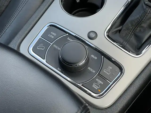 クライスラー・ジープ ジープ グランドチェロキー LTD 山梨県 2019(平31)年 6.5万km ブライトホワイト 後期　/黒革　/ＡＣＣ　/８．４ＵＣナビ　/Ｂカメラ　/フルセグＴＶ　/ＢＴ　/ＵＳＢ　/ステアリングＨ　/ＬＫＡ　/ＢＳＡ　/カープレイ　/ＨＩＤ　/Ａライト　/シートＨ　/ベンチＬ　/エアサス　/Ａブレーキアシスト　/保証書