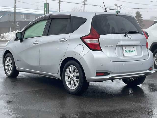 日産 ノート e－パワー X 道東・釧路十勝 2018(平30)年 1.3万km ブリリアントシルバー ナビ　MM318D-W/(AM/FM/CD/DVD/BT)/ETC/ステアリングスイッチ/夏タイヤ積込/純正15インチAW/社外フロアマット/ドアバイザー/コーナーセンサー　前後/レーンキープアシスト/オートライト/ABS/横滑り防止装置