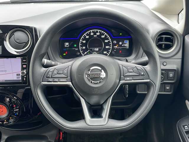 日産 ノート e－パワー X 道東・釧路十勝 2018(平30)年 1.3万km ブリリアントシルバー ナビ　MM318D-W/(AM/FM/CD/DVD/BT)/ETC/ステアリングスイッチ/夏タイヤ積込/純正15インチAW/社外フロアマット/ドアバイザー/コーナーセンサー　前後/レーンキープアシスト/オートライト/ABS/横滑り防止装置