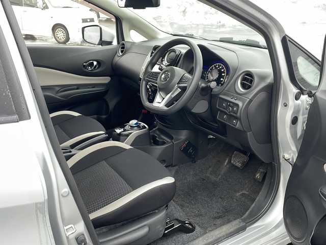 日産 ノート e－パワー X 道東・釧路十勝 2018(平30)年 1.3万km ブリリアントシルバー ナビ　MM318D-W/(AM/FM/CD/DVD/BT)/ETC/ステアリングスイッチ/夏タイヤ積込/純正15インチAW/社外フロアマット/ドアバイザー/コーナーセンサー　前後/レーンキープアシスト/オートライト/ABS/横滑り防止装置