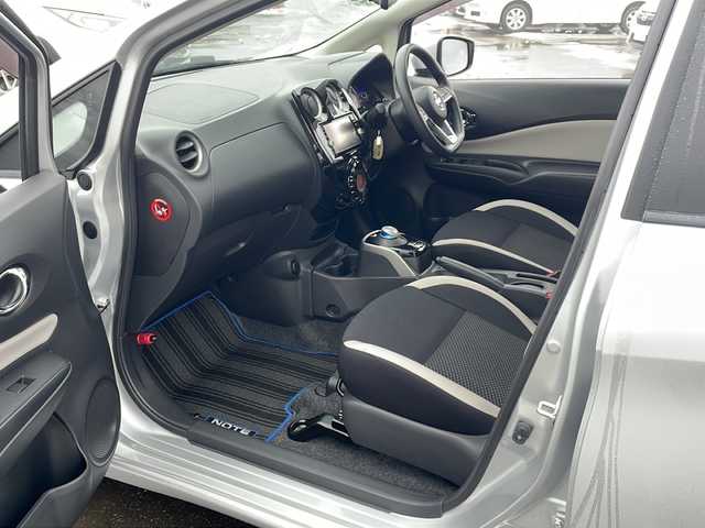 日産 ノート e－パワー X 道東・釧路十勝 2018(平30)年 1.3万km ブリリアントシルバー ナビ　MM318D-W/(AM/FM/CD/DVD/BT)/ETC/ステアリングスイッチ/夏タイヤ積込/純正15インチAW/社外フロアマット/ドアバイザー/コーナーセンサー　前後/レーンキープアシスト/オートライト/ABS/横滑り防止装置