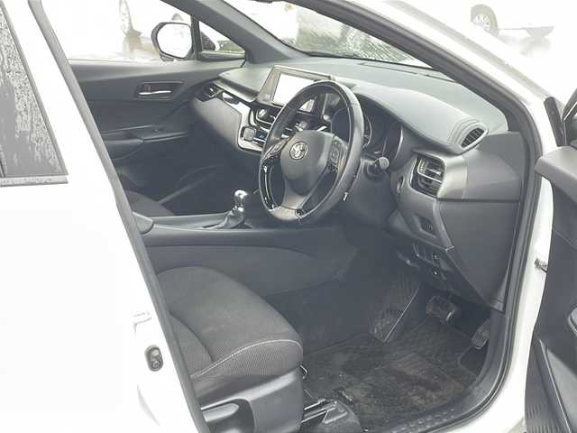 トヨタ Ｃ－ＨＲ S－T 道東・釧路十勝 2017(平29)年 9.2万km ホワイトパールクリスタルシャイン 4WD/純正メモリナビ　NSZT-W66T/　(AM/FM/CD/BT)/フルセグTV/バックカメラ/プリクラッシュセーフティ/レーンキープアシスト/オートハイビーム/レーダークルーズコントロール/前コーナーセンサー/社外ドライブレコーダー/純正AW夏タイヤセット(215/60R17)積込/トノカバー