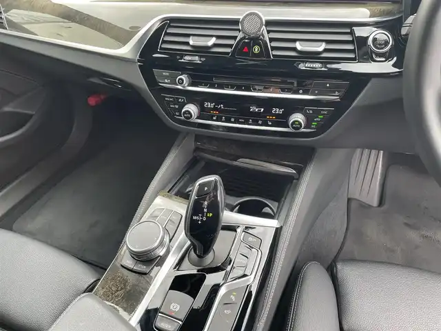 ＢＭＷ ５２３ｄ Mスポーツ 福岡県 2018(平30)年 4万km 白 ハイラインパッケージ/・ダコタレザーシート/・シートヒーター(フロント＆リヤ)/・ランバーサポート/ACC/全方位カメラ/アダプティブLEDヘッドライト/レーンキープアシスト/ブラインドスポットモニター/電動フロントシート(運転席メモリー機能付き)/ヘッドアップディスプレイ/アンビエントライト/オートライト/前後フォグランプ/オートワイパー/オートホールド/HDDナビ/フルセグTV/CD DVD Bluetooth USB/ETC/電動リアゲート/スマートキー