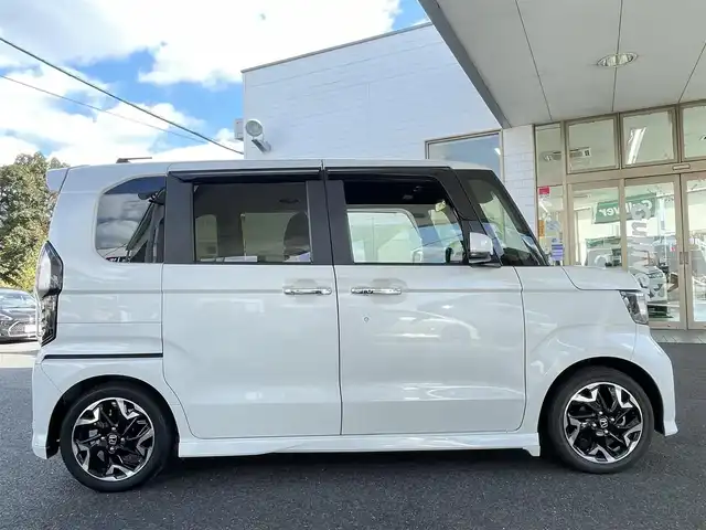 ホンダ Ｎ ＢＯＸ カスタム G EX ターボ ホンダセンシング 佐賀県 2019(令1)年 0.8万km プラチナホワイトパール プッシュスタート/両側パワースライドドア/横滑り防止/レーンキープアシスト/衝突軽減ブレーキ/ビルトインETC/ステアリングスイッチ/革巻きステアリング/パドルシフト/レーダークルーズコントロール/シートヒーター/純正SDナビ(AM/FM/CD/DVD/TV/BT)/純正フロアマット(MUGEN)/オートライト/リアサンシェード/アイドリングストップ/取扱説明書ナビ取扱説明書/保証書