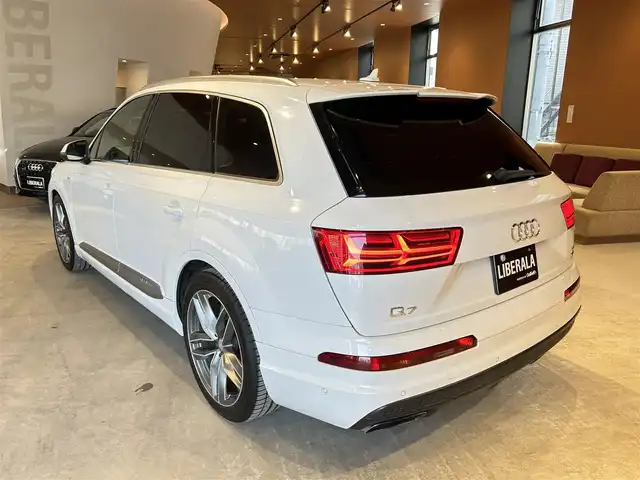 アウディ Ｑ７ 3．0TFSI クワトロ 道央・札幌 2018(平30)年 5.7万km グレイシアホワイトメタリック グレイシアホワイトメタリック/Sラインパッケージ/アダプティブエアサスペンション/パノラマサンルーフ/マトリクスLEDヘッドライト/21インチマットチタンルックポリッシュトAW/リアアシスタンスパッケージ/　・アウディサイドアシスト/　・アウディプレセンスリヤ/　・サイドエアバック/7シーターパッケージ/　・三列目シート/　・4ゾーンエアコン/　・前後シートヒーター/　・三ブラインド
