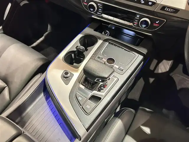 アウディ Ｑ７ 3．0TFSI クワトロ 道央・札幌 2018(平30)年 5.7万km グレイシアホワイトメタリック グレイシアホワイトメタリック/Sラインパッケージ/アダプティブエアサスペンション/パノラマサンルーフ/マトリクスLEDヘッドライト/21インチマットチタンルックポリッシュトAW/リアアシスタンスパッケージ/　・アウディサイドアシスト/　・アウディプレセンスリヤ/　・サイドエアバック/7シーターパッケージ/　・三列目シート/　・4ゾーンエアコン/　・前後シートヒーター/　・三ブラインド