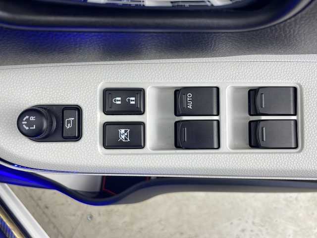 スズキ イグニス ハイブリッド MZ 秋田県 2016(平28)年 6.7万km ピュアホワイトP 4WD/社外ナビ/(FM/AM/Bluetooth/フルセグTV/DVD/CD)/バックカメラ/衝突軽減装置/横滑り防止装置/レーンキープアシスト/ダウンヒルアシスト/クルーズコントロール/ETC/ステアリングリモコン/パドルシフト/LEDヘッドライト/フォグランプ/オートライト/革巻きステアリング/電動格納ミラー/ウィンカーミラー/スマートキー/スペアキー/プッシュスタート/社外アルミホイール/純正フロアマット/ドアバイザー/社外マフラー/社外車高調
