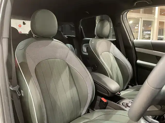 ＭＩＮＩ ＢＭＷ ミニ クロスオーバー クーパー S E オール4アンテイムドED 道央・札幌 2022(令4)年 2.8万km モメンタムグレー 特別仕様車/　・MINI Yoursレザーラウンジハイランドグリーン/　・専用18インチアロイホイール/　・専用サイドスカットル/　・専用サイドストライプ/Apple CarPlay/USB/BT/バックカメラ/PDC/パーキングアシスト/ACC/ドライビングアシスト/マルチディスプレイメーターパネル/LEDヘッドライト/電動リアゲート