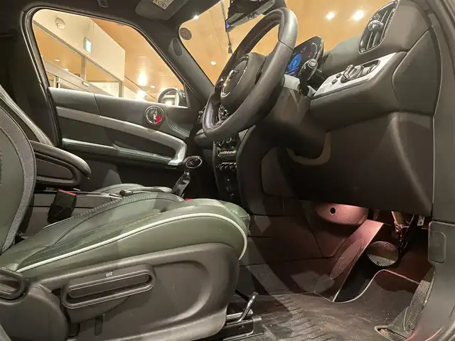 ＭＩＮＩ ＢＭＷ ミニ クロスオーバー クーパー S E オール4アンテイムドED 道央・札幌 2022(令4)年 2.8万km モメンタムグレー 特別仕様車/　・MINI Yoursレザーラウンジハイランドグリーン/　・専用18インチアロイホイール/　・専用サイドスカットル/　・専用サイドストライプ/Apple CarPlay/USB/BT/バックカメラ/PDC/パーキングアシスト/ACC/ドライビングアシスト/マルチディスプレイメーターパネル/LEDヘッドライト/電動リアゲート