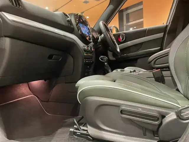 ＭＩＮＩ ＢＭＷ ミニ クロスオーバー クーパー S E オール4アンテイムドED 道央・札幌 2022(令4)年 2.8万km モメンタムグレー 特別仕様車/　・MINI Yoursレザーラウンジハイランドグリーン/　・専用18インチアロイホイール/　・専用サイドスカットル/　・専用サイドストライプ/Apple CarPlay/USB/BT/バックカメラ/PDC/パーキングアシスト/ACC/ドライビングアシスト/マルチディスプレイメーターパネル/LEDヘッドライト/電動リアゲート