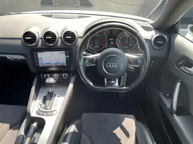 アウディ ＴＴクーペ 1．8 TFSI Sライン コンペティション 福島県 2014(平26)年 3.8万km グレイシアホワイトメタリック Sラインハーフレザーシート/専用ミラーカバー/専用19インチAW/専用リアスポイラー/純正ナビ/・CD/DVD/BT/フルセグTV/パドルシフト/ETC/オートヘッドライト /HIDヘッドライト/ステアリングスイッチ/リモコンキー/取扱説明書/保証書/スペアキー