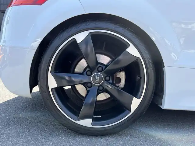 アウディ ＴＴクーペ 1．8 TFSI Sライン コンペティション 福島県 2014(平26)年 3.8万km グレイシアホワイトメタリック Sラインハーフレザーシート/専用ミラーカバー/専用19インチAW/専用リアスポイラー/純正ナビ/・CD/DVD/BT/フルセグTV/パドルシフト/ETC/オートヘッドライト /HIDヘッドライト/ステアリングスイッチ/リモコンキー/取扱説明書/保証書/スペアキー