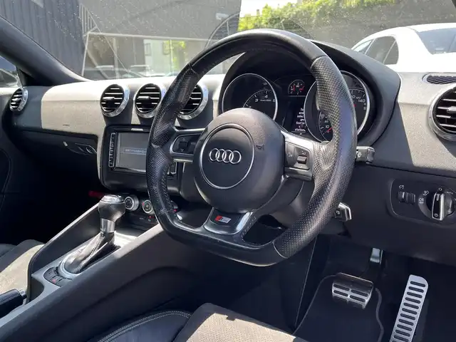 アウディ ＴＴクーペ 1．8 TFSI Sライン コンペティション 福島県 2014(平26)年 3.8万km グレイシアホワイトメタリック Sラインハーフレザーシート/専用ミラーカバー/専用19インチAW/専用リアスポイラー/純正ナビ/・CD/DVD/BT/フルセグTV/パドルシフト/ETC/オートヘッドライト /HIDヘッドライト/ステアリングスイッチ/リモコンキー/取扱説明書/保証書/スペアキー