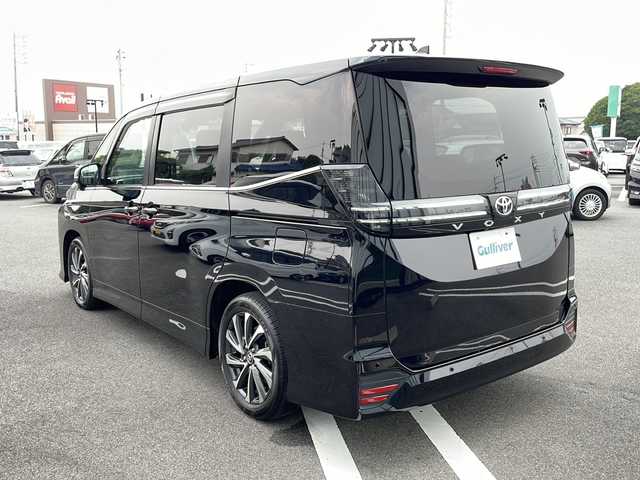 トヨタ ヴォクシー S－Z 岐阜県 2023(令5)年 1.6万km アティチュードブラックマイカ 登録時15761km/ディスプレイオーディオ/ETC2.0/ステアリングヒーター/ドライブレコーダー/クルーズコントロール/コーナーセンサー/バックモニター/フルセグテレビ/後席モニター/プッシュスタート/スマートキー/スペアキー/ワンオーナー