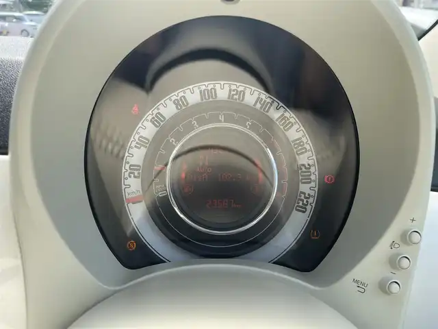フィアット ５００ ツインエア ラウンジ 埼玉県 2019(平31)年 2.4万km 白 ・カラーコード：227　　/・排気量：900CC/・ディーラー記録簿R2.3.5年　R6（商品化センター記録有）/・ターボ車両/・スカイルーフ/・社外ナビ(AM/FM/CD/DVD/フルセグTV/BT/SD）/・バックカメラ/・前後ドライブレコーダー/・ETC/・ステアリングスイッチ/・HIDヘットライト/・フォグライト/・バックソナー/・純正15インチ/・純正マット/・取扱説明書/・保証書/・スペアキー×1
