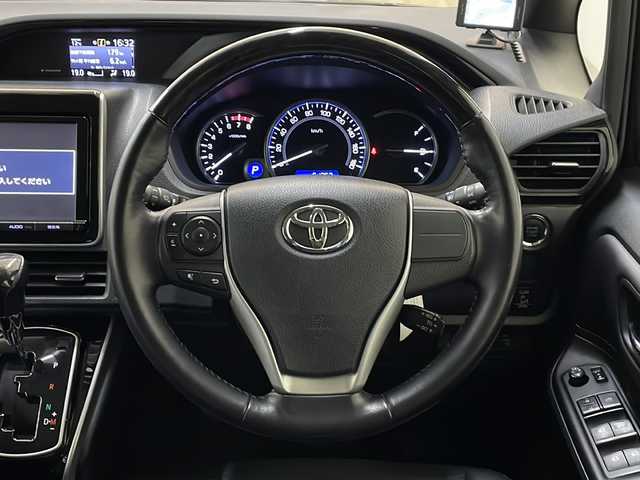 トヨタ エスクァイア Gi 新潟県 2015(平27)年 6.2万km スパークリングブラックパールクリスタルシャイン 4WD/純正9インチSDナビ(NSZT-Y64T)/CD/DVD/BT/フルセグテレビ/フロント/バックカメラ/ETC/フリップダウンモニター/ドライブレコーダー/クルーズコントロール/両側パワースライドドア/革シート/シートヒーター /ステアリングスイッチ/スマートキー/プッシュスタート/LEDヘッドライト/オートライト/オートハイビーム/フォグランプ/純正15インチアルミホイール