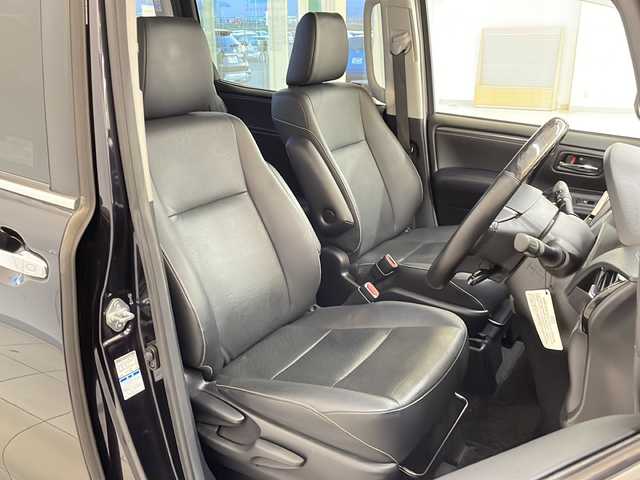 トヨタ エスクァイア Gi 新潟県 2015(平27)年 6.2万km スパークリングブラックパールクリスタルシャイン 4WD/純正9インチSDナビ(NSZT-Y64T)/CD/DVD/BT/フルセグテレビ/フロント/バックカメラ/ETC/フリップダウンモニター/ドライブレコーダー/クルーズコントロール/両側パワースライドドア/革シート/シートヒーター /ステアリングスイッチ/スマートキー/プッシュスタート/LEDヘッドライト/オートライト/オートハイビーム/フォグランプ/純正15インチアルミホイール