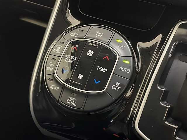 トヨタ エスクァイア Gi 新潟県 2015(平27)年 6.2万km スパークリングブラックパールクリスタルシャイン 4WD/純正9インチSDナビ(NSZT-Y64T)/CD/DVD/BT/フルセグテレビ/フロント/バックカメラ/ETC/フリップダウンモニター/ドライブレコーダー/クルーズコントロール/両側パワースライドドア/革シート/シートヒーター /ステアリングスイッチ/スマートキー/プッシュスタート/LEDヘッドライト/オートライト/オートハイビーム/フォグランプ/純正15インチアルミホイール