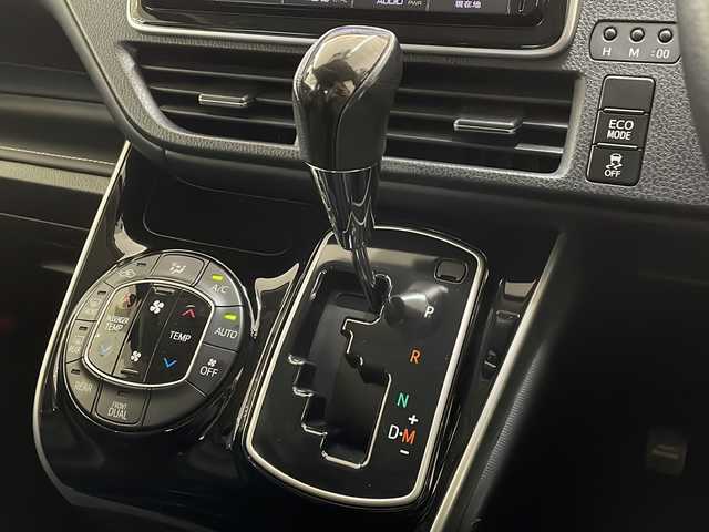 トヨタ エスクァイア Gi 新潟県 2015(平27)年 6.2万km スパークリングブラックパールクリスタルシャイン 4WD/純正9インチSDナビ(NSZT-Y64T)/CD/DVD/BT/フルセグテレビ/フロント/バックカメラ/ETC/フリップダウンモニター/ドライブレコーダー/クルーズコントロール/両側パワースライドドア/革シート/シートヒーター /ステアリングスイッチ/スマートキー/プッシュスタート/LEDヘッドライト/オートライト/オートハイビーム/フォグランプ/純正15インチアルミホイール