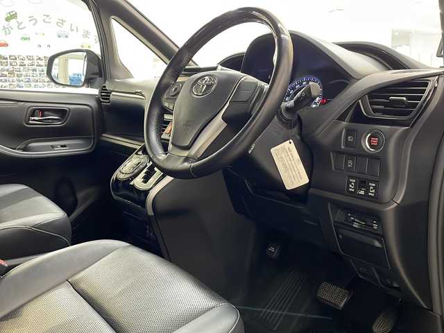 トヨタ エスクァイア Gi 新潟県 2015(平27)年 6.2万km スパークリングブラックパールクリスタルシャイン 4WD/純正9インチSDナビ(NSZT-Y64T)/CD/DVD/BT/フルセグテレビ/フロント/バックカメラ/ETC/フリップダウンモニター/ドライブレコーダー/クルーズコントロール/両側パワースライドドア/革シート/シートヒーター /ステアリングスイッチ/スマートキー/プッシュスタート/LEDヘッドライト/オートライト/オートハイビーム/フォグランプ/純正15インチアルミホイール