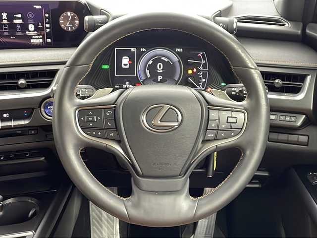 レクサス ＵＸ 250h バージョンC 愛知県 2020(令2)年 3.8万km ソニックチタニウム 純正メーカーナビ/AM/FM/CD/DVD/サウンドライブラリ/SD/USB/BT/Miracast/AUX/フルセグTV/バックカメラ/ビルトインETC/前列オートシートヒーター/オートステアリングヒーター/本革シート（茶革）/D/N席パワーシート/D席シートメモリー/レクサスセーフティシステム+/PCS/LTA/LDA/AHB/AHS/ACC/RSA/TMN/BSM/PKSA/パドルシフト/ステアリングスイッチ/本革巻きステアリング/電動格納ウィンカーミラー/USB充電ポート/type-C充電ポート/ブレーキオートホールド/17インチ純正アルミホイール/LEDオートヘッドライト/LEDフォグライト/パワーバックドア/純正フロアマット/ドライブレコーダー/スペアカードキー