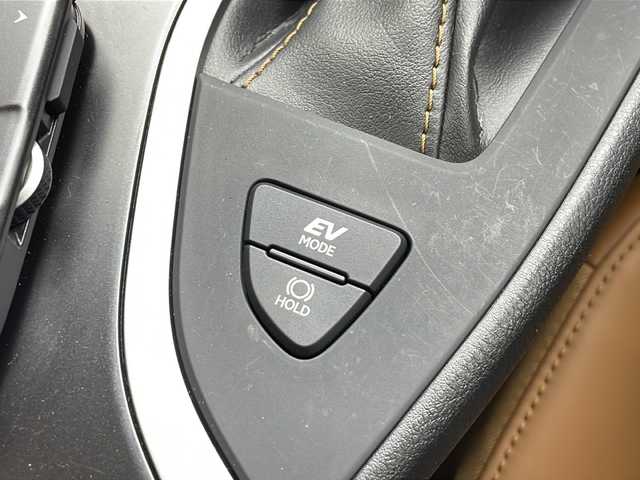 レクサス ＵＸ 250h バージョンC 愛知県 2020(令2)年 3.8万km ソニックチタニウム 純正メーカーナビ/AM/FM/CD/DVD/サウンドライブラリ/SD/USB/BT/Miracast/AUX/フルセグTV/バックカメラ/ビルトインETC/前列オートシートヒーター/オートステアリングヒーター/本革シート（茶革）/D/N席パワーシート/D席シートメモリー/レクサスセーフティシステム+/PCS/LTA/LDA/AHB/AHS/ACC/RSA/TMN/BSM/PKSA/パドルシフト/ステアリングスイッチ/本革巻きステアリング/電動格納ウィンカーミラー/USB充電ポート/type-C充電ポート/ブレーキオートホールド/17インチ純正アルミホイール/LEDオートヘッドライト/LEDフォグライト/パワーバックドア/純正フロアマット/ドライブレコーダー/スペアカードキー