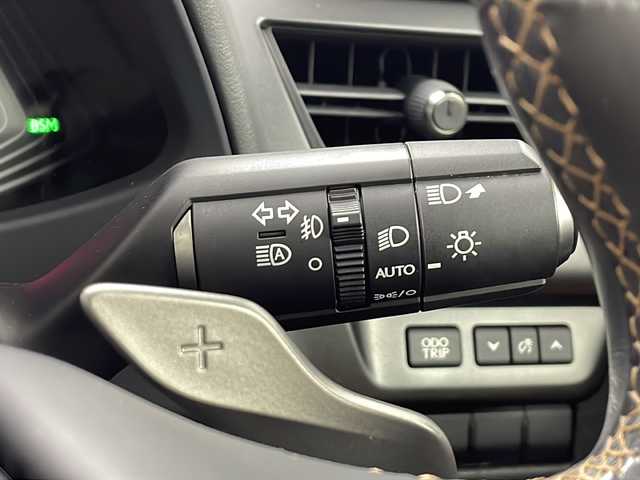 レクサス ＵＸ 250h バージョンC 愛知県 2020(令2)年 3.8万km ソニックチタニウム 純正メーカーナビ/AM/FM/CD/DVD/サウンドライブラリ/SD/USB/BT/Miracast/AUX/フルセグTV/バックカメラ/ビルトインETC/前列オートシートヒーター/オートステアリングヒーター/本革シート（茶革）/D/N席パワーシート/D席シートメモリー/レクサスセーフティシステム+/PCS/LTA/LDA/AHB/AHS/ACC/RSA/TMN/BSM/PKSA/パドルシフト/ステアリングスイッチ/本革巻きステアリング/電動格納ウィンカーミラー/USB充電ポート/type-C充電ポート/ブレーキオートホールド/17インチ純正アルミホイール/LEDオートヘッドライト/LEDフォグライト/パワーバックドア/純正フロアマット/ドライブレコーダー/スペアカードキー