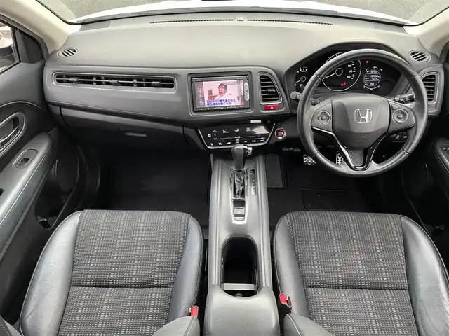 ホンダ ヴェゼル S 三重県 2014(平26)年 14万km ホワイトオーキッドパール 登録時139966km/禁煙車/ハーフレザーシート/純正ナビ/（AM/FM/TV/Bluetooth/CD/DVD）/ワンセグＴＶ/バックカメラ/ＥＴＣ/クルーズコントロール/ステアリングスイッチ/パドルシフト/アイドリングストップ/前後ドラレコ/純正フロアマット/スペアキー/オートライト