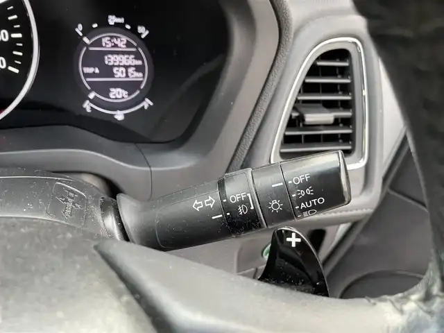 ホンダ ヴェゼル S 三重県 2014(平26)年 14万km ホワイトオーキッドパール 登録時139966km/禁煙車/ハーフレザーシート/純正ナビ/（AM/FM/TV/Bluetooth/CD/DVD）/ワンセグＴＶ/バックカメラ/ＥＴＣ/クルーズコントロール/ステアリングスイッチ/パドルシフト/アイドリングストップ/前後ドラレコ/純正フロアマット/スペアキー/オートライト