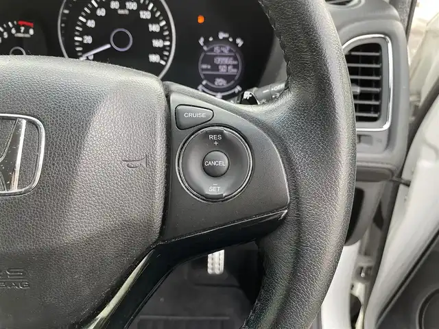 ホンダ ヴェゼル S 三重県 2014(平26)年 14万km ホワイトオーキッドパール 登録時139966km/禁煙車/ハーフレザーシート/純正ナビ/（AM/FM/TV/Bluetooth/CD/DVD）/ワンセグＴＶ/バックカメラ/ＥＴＣ/クルーズコントロール/ステアリングスイッチ/パドルシフト/アイドリングストップ/前後ドラレコ/純正フロアマット/スペアキー/オートライト