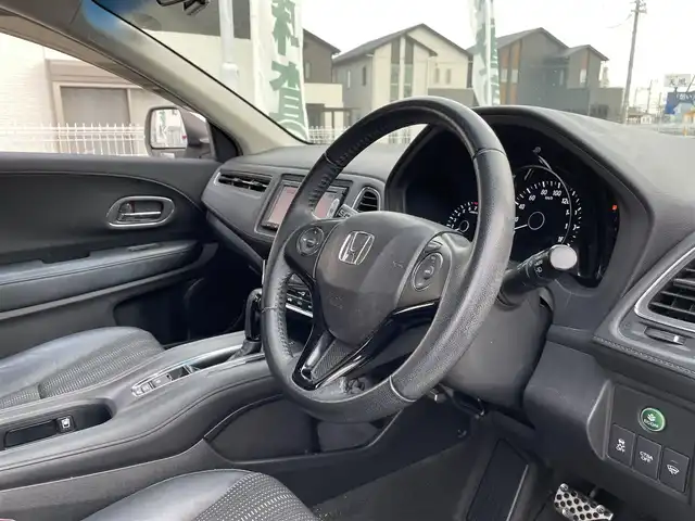 ホンダ ヴェゼル S 三重県 2014(平26)年 14万km ホワイトオーキッドパール 登録時139966km/禁煙車/ハーフレザーシート/純正ナビ/（AM/FM/TV/Bluetooth/CD/DVD）/ワンセグＴＶ/バックカメラ/ＥＴＣ/クルーズコントロール/ステアリングスイッチ/パドルシフト/アイドリングストップ/前後ドラレコ/純正フロアマット/スペアキー/オートライト