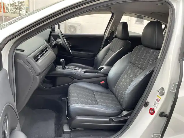 ホンダ ヴェゼル S 三重県 2014(平26)年 14万km ホワイトオーキッドパール 登録時139966km/禁煙車/ハーフレザーシート/純正ナビ/（AM/FM/TV/Bluetooth/CD/DVD）/ワンセグＴＶ/バックカメラ/ＥＴＣ/クルーズコントロール/ステアリングスイッチ/パドルシフト/アイドリングストップ/前後ドラレコ/純正フロアマット/スペアキー/オートライト