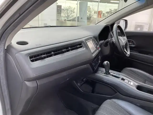 ホンダ ヴェゼル S 三重県 2014(平26)年 14万km ホワイトオーキッドパール 登録時139966km/禁煙車/ハーフレザーシート/純正ナビ/（AM/FM/TV/Bluetooth/CD/DVD）/ワンセグＴＶ/バックカメラ/ＥＴＣ/クルーズコントロール/ステアリングスイッチ/パドルシフト/アイドリングストップ/前後ドラレコ/純正フロアマット/スペアキー/オートライト