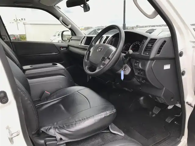 トヨタ ハイエース GL 鳥取県 2018(平30)年 7.6万km ホワイトパールクリスタルシャイン 社外ナビ/CD/BT/バックカメラ/ETC・ドライブレコーダー/トヨタセーフティセンス/レーンキープアシスト/片側パワースライドドア/クリアランスソナー/レザー調シートカバー/ＭＴモード付/ハロゲンヘットライト/フォグライト/オートマチックハイビーム/社外16インチアルミホイール/ＹＯＫＯＨＡＭＡタイヤ（ホワイトレター）/リモコンキー/フロアマット/サマータイヤ積込/（タイヤ溝6部山）