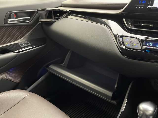 トヨタ Ｃ－ＨＲ G 宮崎県 2017(平29)年 6.5万km メタルストリームM 禁煙車/トヨタセーフティセンス/純正9型ナビTV/（NSZT-Y66T/CD/DVD/Bluetooth/フルセグTV)/純正バックカメラ/純正モデリスタエアロ/純正ビルトインETC/純正フォグ/純正18インチアルミ/純正ラバーマット/プリクラッシュセーフティ/アダプティブクルーズコントロール/レーンディパーチャーアラート/ブラインドスポットモニター/クリアランスソナー/デュアルオートエアコン（ナノイー）/電子パーキング/オートホールド/ハーフレザーシート/前席シートヒーター/本革巻ハンドル/スマートキー/プッシュエンジンスタート/新車時保証書/取扱い説明書