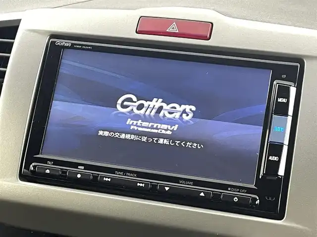 ホンダ フリード G ジャストセレクション 福島県 2015(平27)年 4万km アラバスターシルバーメタリック 純正ＳＤナビゲーション　/【AM/FM/DVD/CD/Bluetooth/フルセグ】/型番:VXM-152VFI/バックカメラ　/片側パワースライドドア　/ＥＴＣ　/寒冷地仕様　/スマートキー　/・スペアキー/オートライト　/・ＨＩＤライト　/オートミラー　/コーナーセンサー　/ウィンカーミラー　/ステアリングスイッチ/・革巻きステアリング/・チルトステアリング/アイドリングストップ/・横滑り防止装置